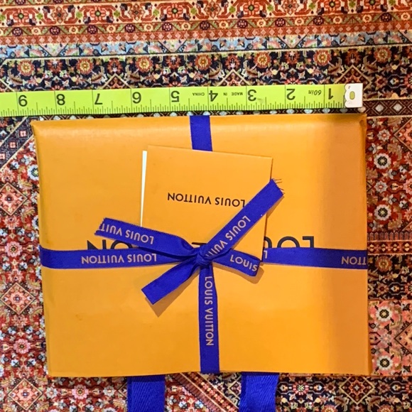 SOLD - ✨ HOST PICK ✨ Louis Vuitton wrapped city guide gift - Picture 7 of 11